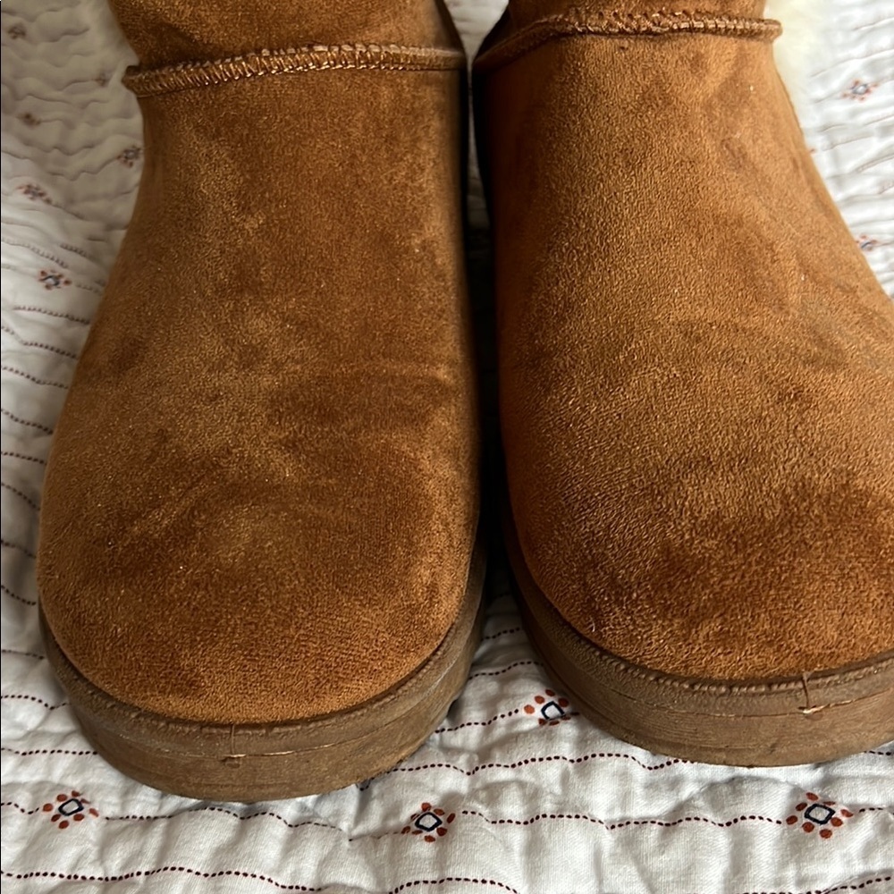 Cozy Tan Suede Ugg Style Boots with Faux Fur Lining size 8 - Picture 3 of 7